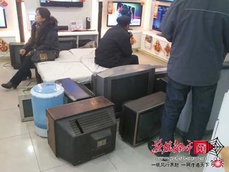 家電賣場前堆積滿地的舊家電