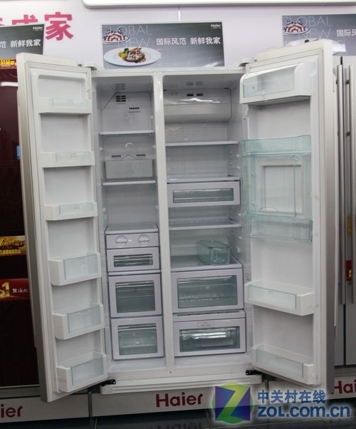 同时,这款冰箱还设计有旋转制冰盒,制冰取冰方便快捷,抽屉型的储存盒
