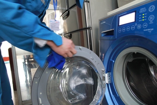 美的空冰洗售后服务入户免费清洗现场追踪