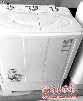 山寨“小鴨”洗衣服時突然爆裂