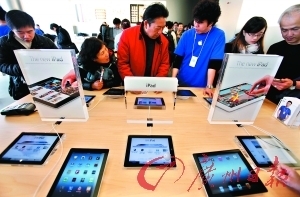 顧客在香港相關(guān)店鋪內(nèi)選購(gòu)新iPad。 CFP供圖