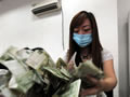 重庆点钞女工生活揭秘:数钱数到手抽筋