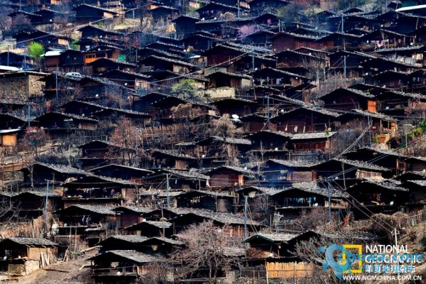 迪庆州维西县叶枝镇同乐村是当地最古老的僳僳族村寨,传统的黑褐色木