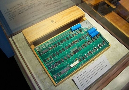 1976年誕生的第一代蘋果電腦僅為一塊主板, 不過這臺電腦的主人將會提供鍵盤等設備,讓它運轉起來