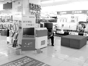 導購員躲在角落玩手機