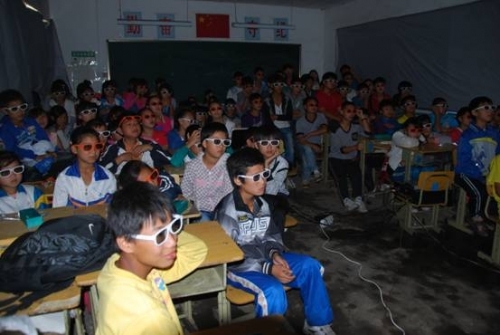 新未來實驗學校的孩子們慶祝開學和放映隊的到來