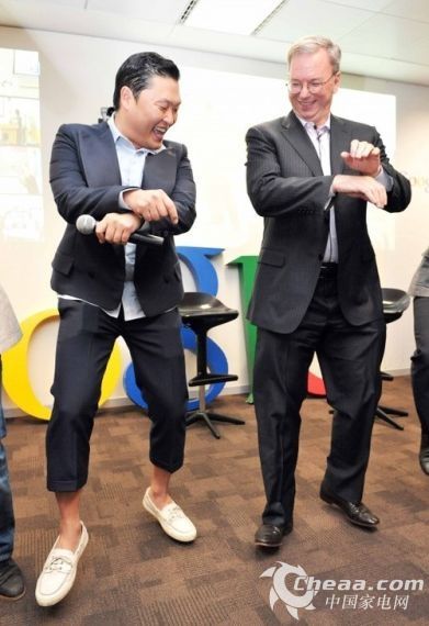 谷歌董事长向韩<em>歌手</em>PSY学跳<em>江南Style</em>_新闻中