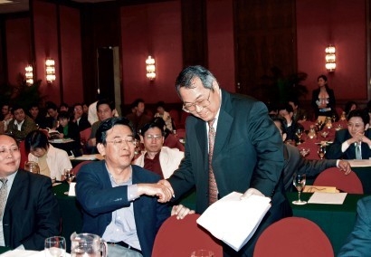 2 0 0 5 年2月，科龙案发前，顾雏军在“国企改革与民企发展”研讨会