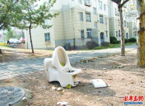 青海路舊貨市場,回收的舊家電和廚具正在等待買家。