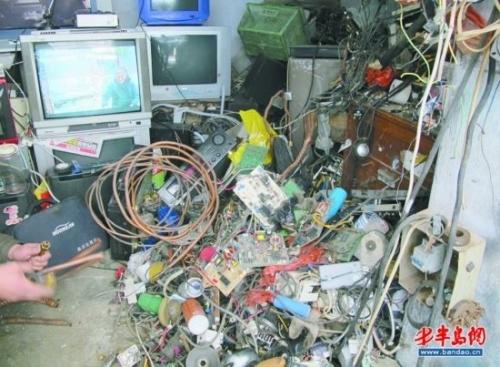 青海路舊貨市場,回收的舊家電和廚具正在等待買家。