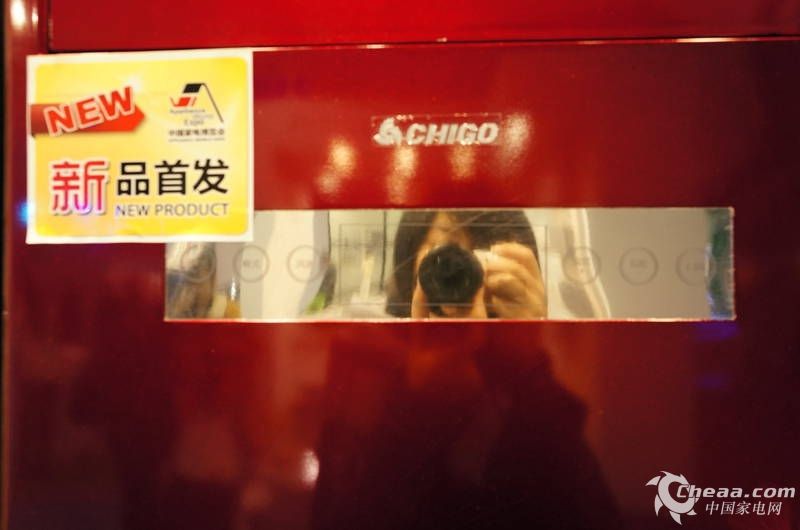 2013年3月19~22日,家电行业年度盛会中国家电博览会(Appliance World Expo,简称AWE)在上海新国际博览中心隆重举行。一直专注做空调的志高不仅带来了自己全新的智能空调新品Icongo系列,同时还展出了很多节能低碳的空调产品,在展出期间,展台观众众多,非常火爆。 下面,小编就带您去志高展台看看他们今年带来的空调产品。