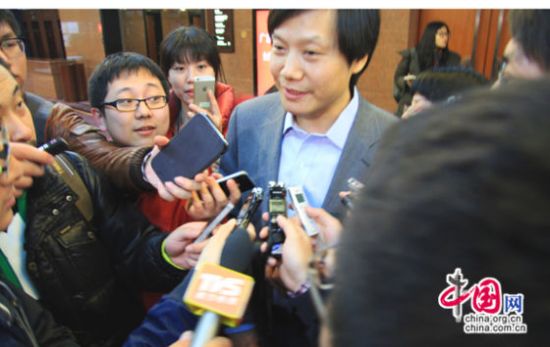 全国人大代表、小米创始人雷军接受记者采访。 中国网 宋一安 摄