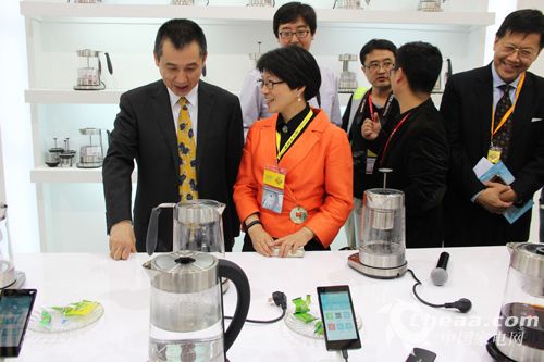 中国家电协会秘书长徐东生参观小智电水壶