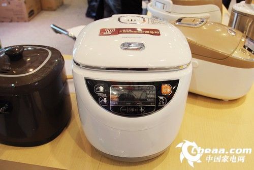 AWE2014伊莱特wifi双引擎电饭煲新品