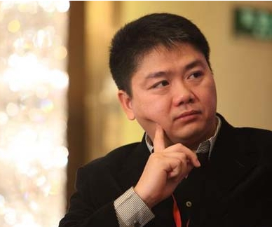 刘强东被记者拍照 随行人员抢夺相机