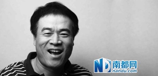 正襟危坐的家电掌门人,主动加员工微信,甘愿抛头露面,放下身段也要狂吻互联网 消费者的主权时代血腥杀到,吴斯远想把互联网基因注入康佳,这是他顺应大潮开出的独门秘方。他布局了由产品公司向平台企业华丽蜕变的互联网战略,“软硬结合”的商业模式也在快马加鞭。一个值得玩味的细节是,他刚一上任就主动邀约所有员工加他微信,这是互联网精神接地气的最佳脚注。 他认为,今后康佳不是做电视机的,而是做电视的 南方都市报:从文化、旅游领域到现在涉足制造业,有没有觉得自己太“穿越&r