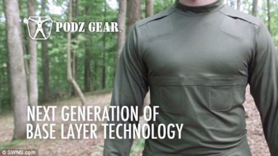 美国肯塔基的一位发明人设计出一种配带加热口袋的衬衫。它叫Podz Gear(照片显示),有6个用于放置热化学包的口袋。这些口袋置于全身主要血管上,用于加热。常规的暖手宝也可用在这些口袋中。