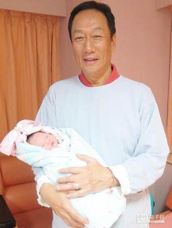 郭台铭鼓励员工多生娃:每生1胎补1.4万元