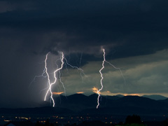 安全须知 雷雨天气如何避免家电“受伤”？