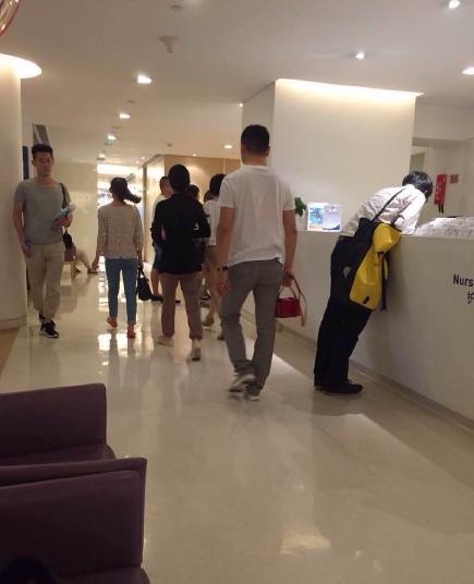 <em>曝奶茶妹</em>现身医院<em>孕检</em> 疑刘强东身后相伴-新闻