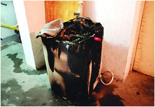 洗衣机自燃引发大火 长期不拔插头易酿火灾