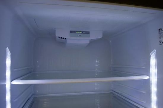 大多数冰箱的出风口都被设置在了顶部位置,这也是冷风的最大来源.