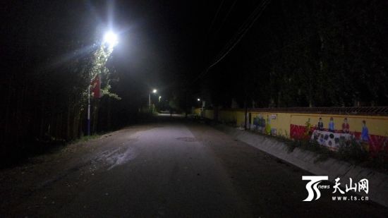 [和硕]安装太阳能路灯照亮村民回家路