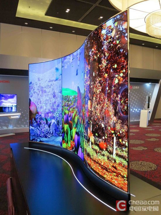 图4:现场展示的OLED双面连接显示技术,让我们看到OLED技术带给电视行业的无限可能