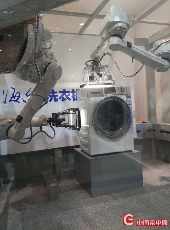据工作人员介绍,机器人正在进行洗衣机出厂前的检查工作,以检查洗衣机