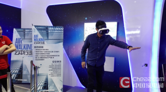 国美VR体验区，消费者在体验