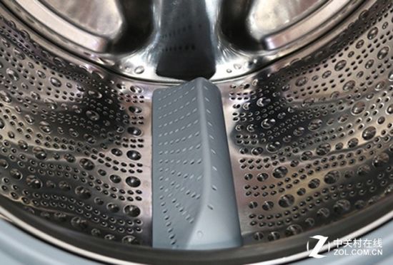 “水韵内筒”细节及提升筋 “水韵内筒”搭配不对称提举筋,根据流体力学设计,两种洗涤动力,可以满足不同衣物的洗涤需求。不论正转、反转,都可以保持高效提举衣物,增加衣物摔打效率,从而提高洗净能力,洗净效果出众。