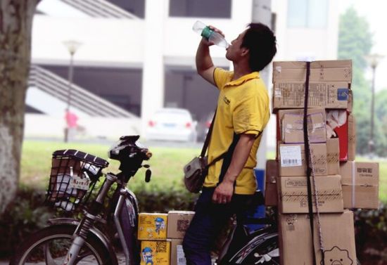 苏宁快递助力818发烧节 10城上午买下午到