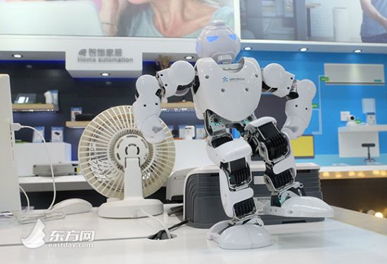 图为消费者在体验VR游戏。
