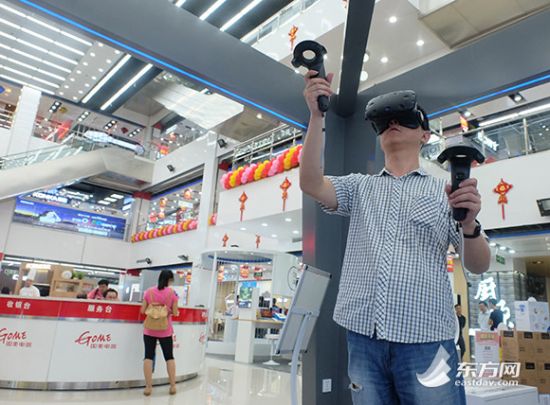 图为消费者在体验VR游戏。