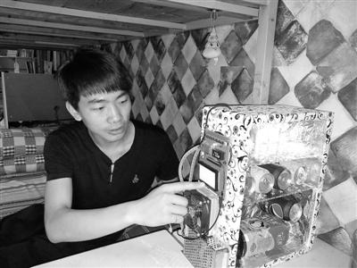 学生正在讲解冰箱的构造。