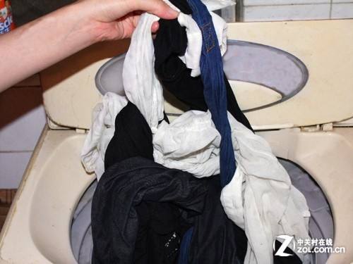 窍门：用洗衣机洗衣服如何防止衣服打结?