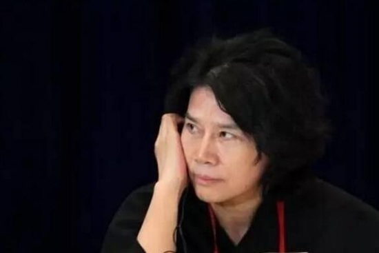 近日,格力最新的手机“色界”在官网悄然上线。这一次董明珠没有出来摔手机、谈理想,甚至开机画面也格外主流。
