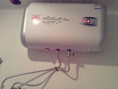 电热水器要用时开还是一直开着更省电？