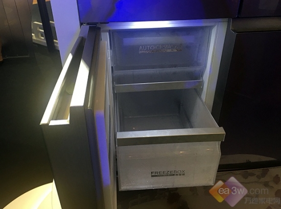 在门体打开至90°直角时冷藏室抽屉可实现全部拉出