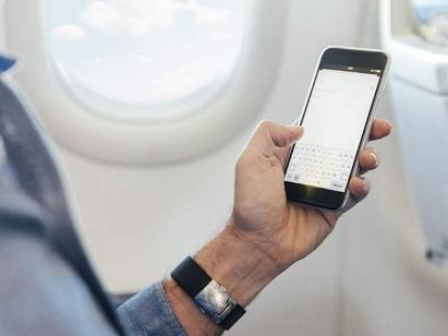 飞机上用手机“禁令”松动 民航局将放权