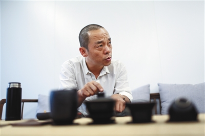 9月21日，冯鑫在自己的办公室接受新京报记者采访。新京报记者 浦峰 摄