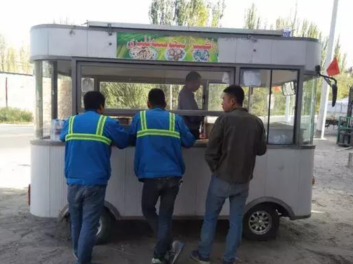 稀罕！新疆这里有辆太阳能快餐车，你见过吗