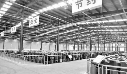 山东中绿资源再生有限公司的仓储车间。 本报记者张玉岩 摄