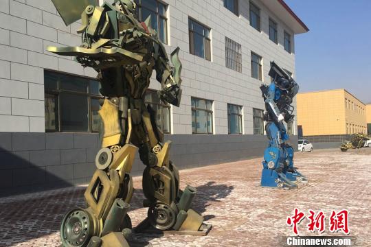 图为已经组装好的成品机器人。 张婧 摄