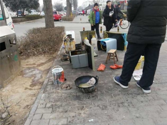 油烟机清洗有猫腻! 80元清洗费变200元