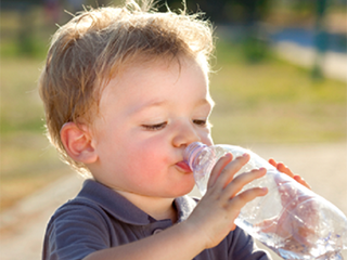 小孩喝水要慎重，高精度过滤净水器不可少