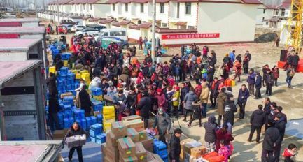 刘强东回老家拜年,砸500万给乡亲们,网友:俺村缺这样的村长