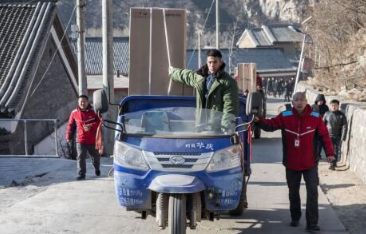 刘强东回老家拜年,砸500万给乡亲们,网友:俺村缺这样的村长