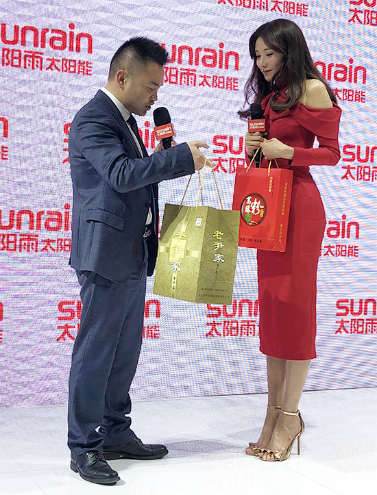 太阳雨集团总裁陈荣华代表公司向林志玲赠送慰问品