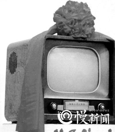 ▲1958年3月17日，我国第一台黑白电视机诞生——北京牌14吋黑白电视机